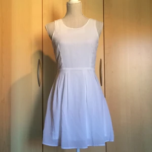  - Jättefin klänning från Rut&Circle med öppen rygg. Helt oanvänd, prislappen är kvar!! Perfekt till student eller skolavslutning. 