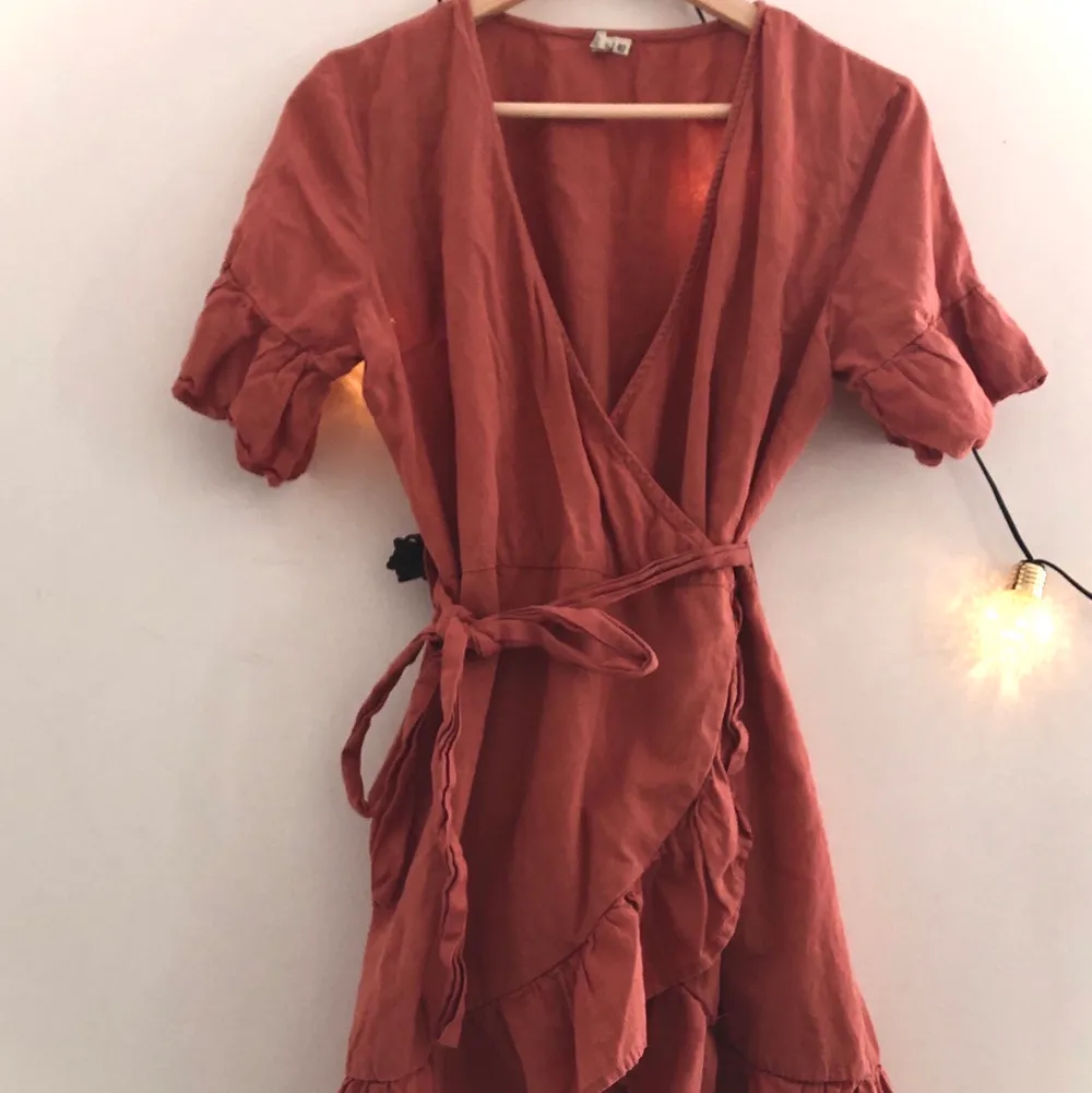 One of my fave wrap dresses but I threw it in the dryer and it got shorter :( I’m 175 so if ur a buy shorter and an M or L this will fit u! Even if ur an S u can wrap the belt around the back and then the front to make it tighter! . Klänningar.
