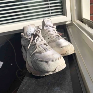  - Säljer nu dessa skit snygga Nike huaraches i storlek 40 dock är dem lite små i storleken. Köpta i höstas, använda max 10 ggr lite smutsiga där av det låga priset men går lätt bort med vatten och tvål. Säljer då dem är lite små, frakt betalas av köpare :)