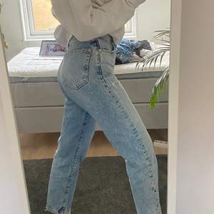 Superfina ljusblå jeans från ginatricot. Jag är ganska lång (174) så dem är lite korta för mig men sitter jättefint på kortare. Rak i modellen