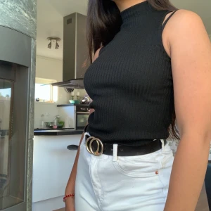 Halvpolo topp - Denna fina topp med halvpolo passar bra till både fest & vardag! Superskönt material, passar perfekt på sommaren.  Strl. XS men passar bra till S också.  90kr, ink. Frakt! ✨