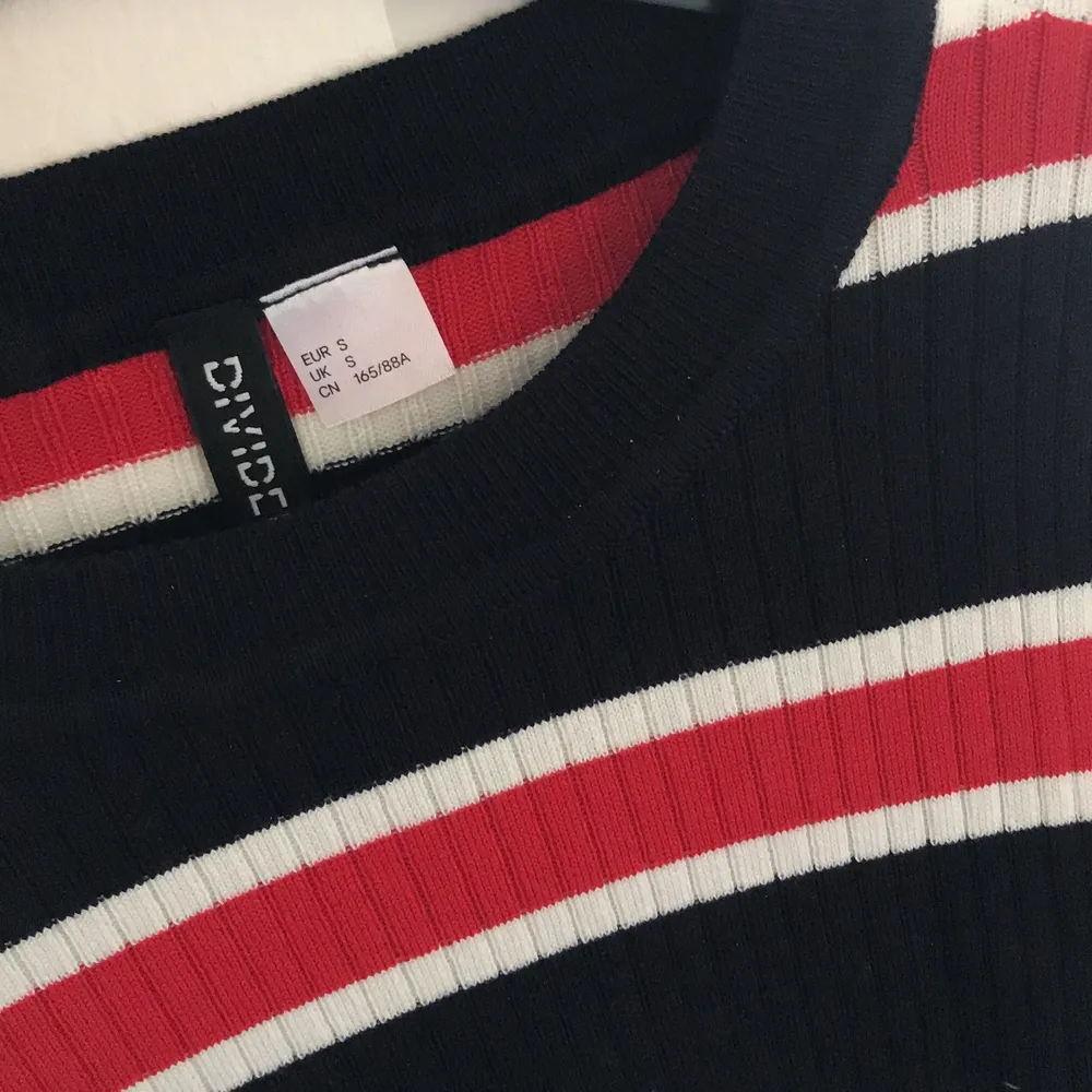 Röd, vit och blå randig tröja som är oanvänd från H&M i storlek S. T-shirts.