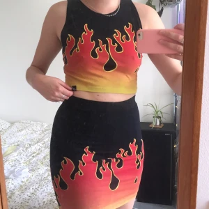 Set från illustrares people eld, flames - Coolt set från illustrated people! Topp i strl M och kjol i strl S, jag på bilderna är en 38 men passar även mindre storlekar pga stretch. Använda typ en gång! Som nya. Köparen betalar frakt (ca 50kr) eller så kan jag mötas i Göteborg! Säljes ihop.