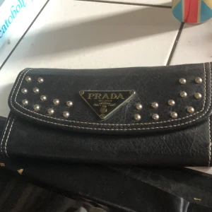 Prada väska /plånbok  - Inte ny men hel:) ej äkta Prada 