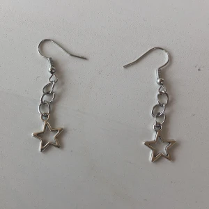 Örhänge - Säljer egengjord örhänge. 10% går till en sköldpaddor organisation. Frakt är inräknat i priset. Följ zea.dezign på instagram. 