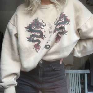  - Beige tjocktröja med tryck! Frakten är inräknad i priset 🌿