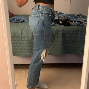 Jeans från Gina i storlek 34.  - Säljer dessa jeans från Gina tricot i storlek 34 för att de inte längre passar mig. Kan frakta och mötas upp i Stockholm.