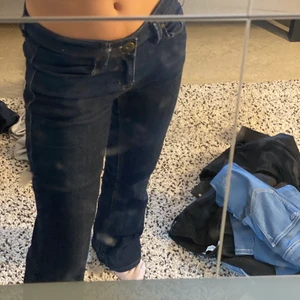 Lågmidjade jeans  - Ett par lågmidjade jeans med bootcut 