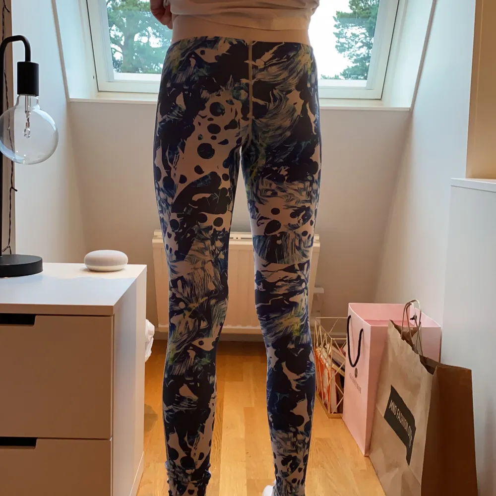 Jag säljer ett par färgglada stronges tights som inte har kommit till användning. Dem är väldigt bekväma och sitter bra.. Jeans & Byxor.