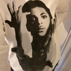 Prince tröja!  - As cool oversized tröja med Prince på! Väldigt bekväm och snygg i passformen :) köparen står för frakten annars möts vi på söder 🕺🏼🕺🏼