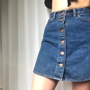 Jeanskjol mörkblå - Jättefin högmidjad jeanskjol från monki i fint skick