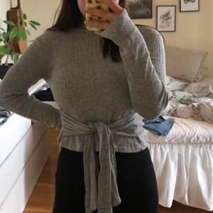 Blus - jättemysig tröja från Zara med knyte fram som man kan välja själv hur man vill knyta💕 superbra skick, köparen står för frakten!