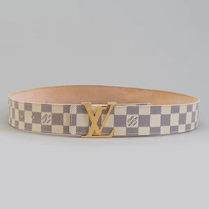 LOUIS VUITTON SKÄRP - säljer mitt fina Louis Vuitton bälte 🥺 gör ont i hjärtat men tyvärr kommer de inte till så stor användning. BUDA i kommentarerna från 2000kr !! Köpare står för frakt som vanligt 💖💘💗