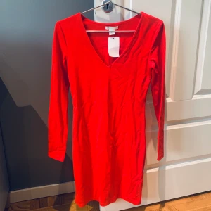Klänning H&M - Ny v-ringad klänning från H&M! Lappen kvar. 