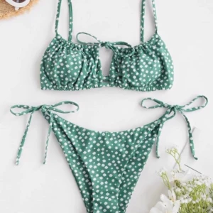 Supersöt bikini - Jättefin oanvänd bikini från Zaful. Säljs pga passar ej mig. Storlek M.frakt tillkommer