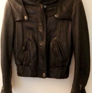 Skinnjacka  - Magisk skinnjacka. Mjuk.  Köpt för 4000kr nått år sen. Blir inte att den används. Trekvartslånga ärmar och midjekort. Jag är small och 175cm 