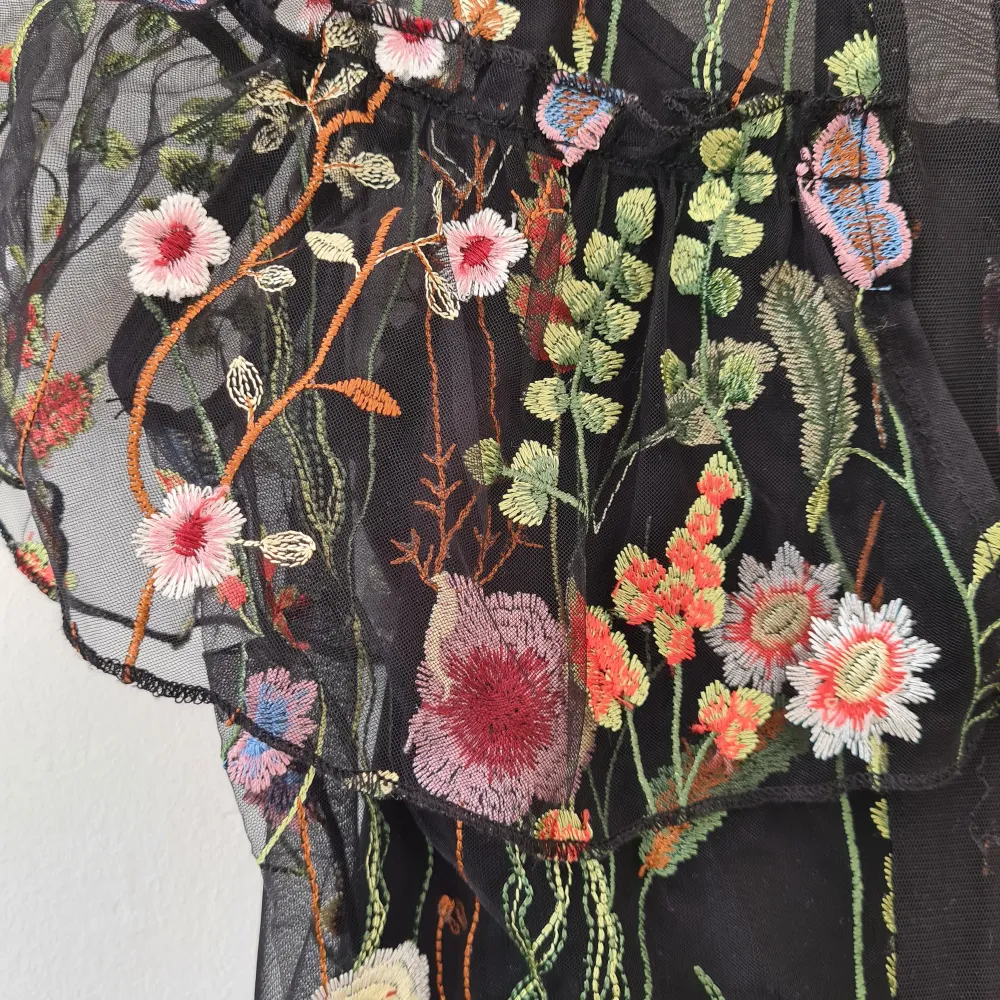 Jättefint nära oanvänd mesh tröja med broderade blommor. Storleken är 8 från river island.. Tröjor & Koftor.