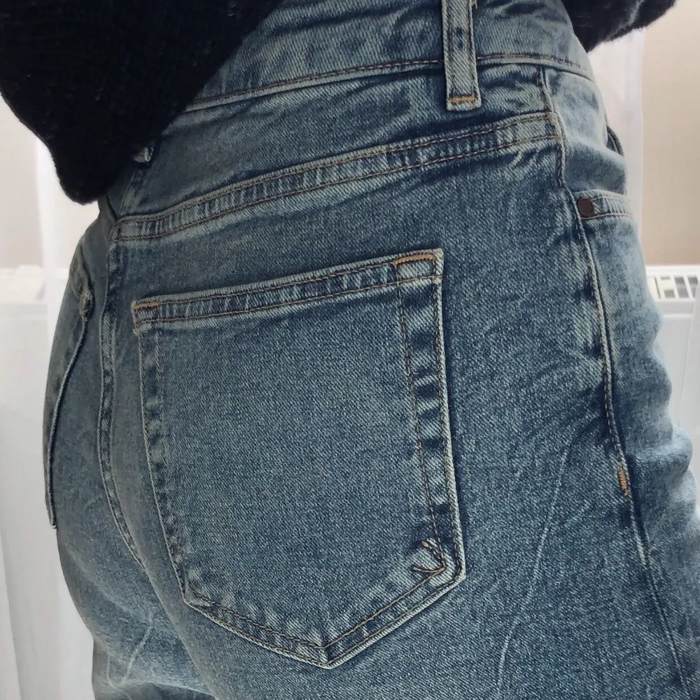 Skitsnygga jeans från Bikbok, i storlek 27. Endast använda vid ett tillfälle. Säljes pga att längden är lite för kort för mig (är 172 cm lång). Frakt ingår💗. Jeans & Byxor.