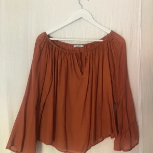 Topp - Oanvänd topp från Gina, off- shoulder 