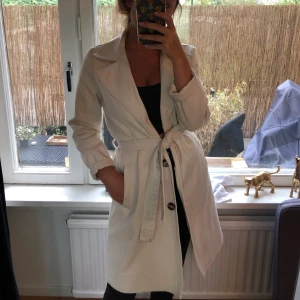 Ivyrevel kappa  - Kappa i jeansmaterial från Ivyrevel storlek 36. Jag är 160 lång och den når till mina knän. Nypris 1099 kr. Använd fåtal gånger. Frakt 100 kr tillkommer.