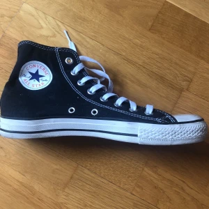 CONVERSE  - Classiska svarta converse. Andvända som man kan se i bilden, men inga slitningar. Perfekta bas skor som passar bra till allt!!☺️
