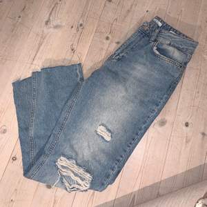 Jeans storlek 26/30 med slitningar 
