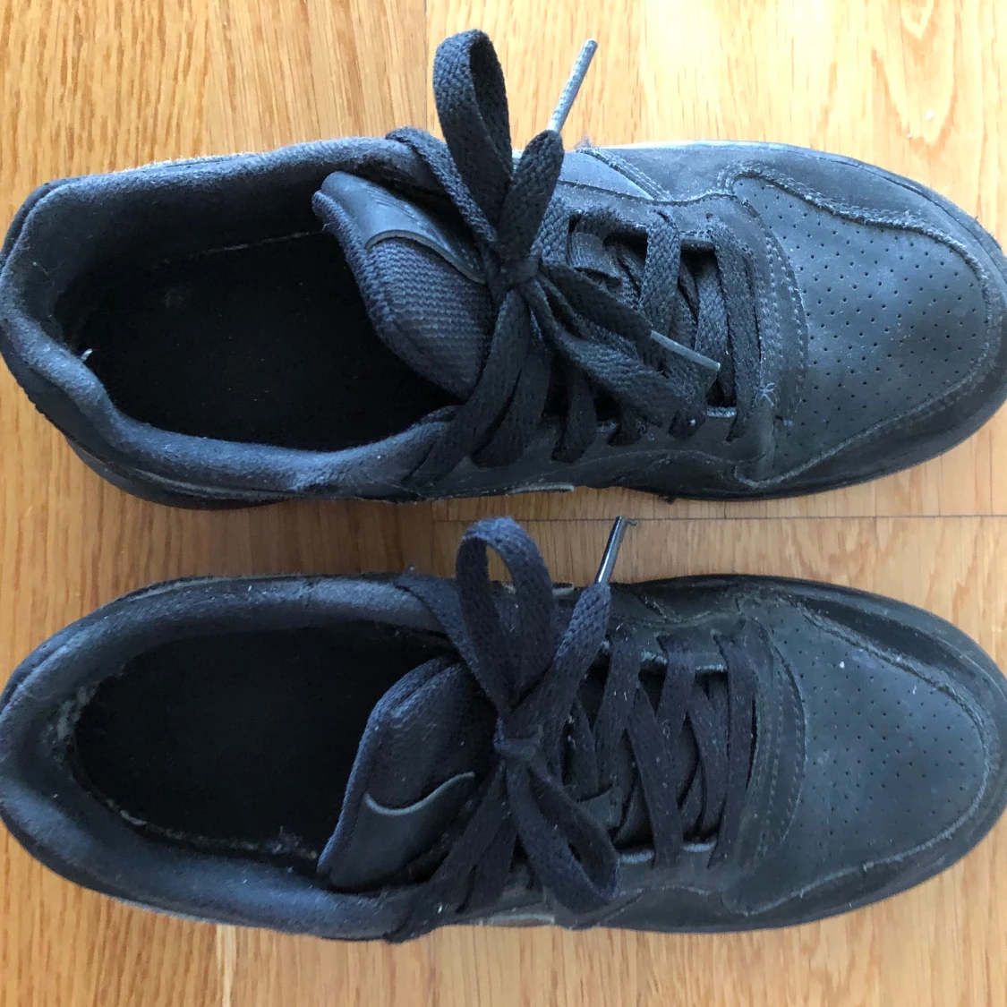 svarta basic nike skor - 91