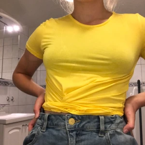 Gul tröja med knytning - Säljer denna gula tröja med knytning längst ned, dock brukar jag inte knyta utan dra åt o stoppa in banden som på bild 1 istället då jag tycker det blir snyggare. den är inköpt runt augusti 2019, och sen dess bara använda 3/4 gånger💗frakt tillkommer!