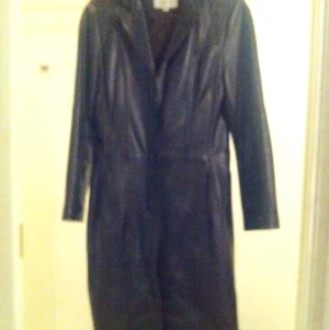  - Snygg vintage skinnkappa i mörkbrun färg.
Storlek 34-36.
Mjuk skinn i bra kvalité.
Väldigt gott skick.
Frakt tillkommer.
Rensar mammas garderob.
Kan skicka mer bilder om intresse finns. 
