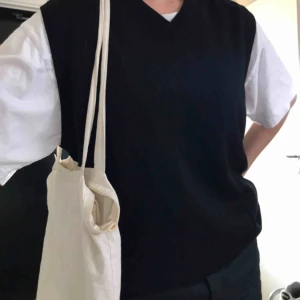  - En svart väst I storlek L som sitter väldigt oversized och är i ety mycket bra skick! Frakt - 44kr ❗️BUDGIVNING I CHATTEN❗️ frakten tas bort om priset höjs mycket!! 