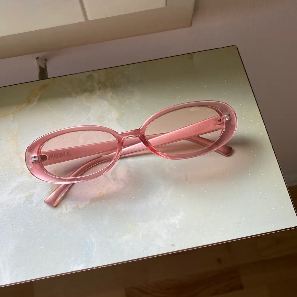 Ett par solglasögon från Junkyard i färgen rosa. Har köpt dem begagnat på Tise! I jättefint skick, det enda som är är att de är lite tröga när man stänger ihop dem. Inget som stör enligt mig ☀️ Frakten går på 11:-!. Accessoarer.