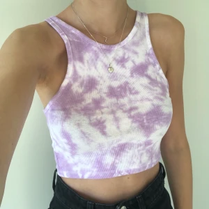 Tiedye linne 5 - Ett supersnyggt tie-dye färgat linne i en croppad modell. Har aldrig använt så det är nyskick. Frakt tillkommer på 22kr. Eftersom dessa linnen är väldigt populära och många vill köpa är det viktigt att man kan swisha direkt! :) se min profil för fler!!