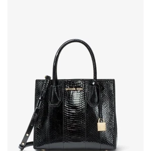 MK väska snakeskin - En vintage Michael Kors väska köpt från MK butiken i Mall of Scandinavia. Nypris 5000. Har kvar bild på prislappen men ej kvittot tyvärr. Pris kan diskuteras vid snabb affär, har dock lagt halva priset redan på den!!