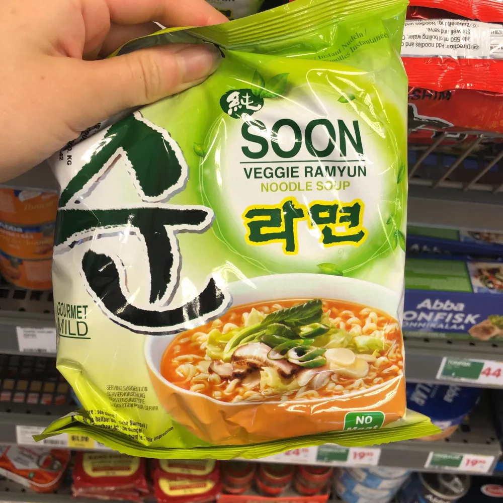 Koreanska nudlar från många olika märken! Japanska finns också! Det finns shin, vegetarisk, neogori, Kimchi och sedan hon ramen! Dem fraktas och priserna är bara att DMA för att fråga💕. Accessoarer.