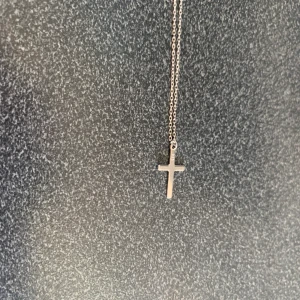 Halsband i äkta silver  - Äkta silver halsband, köpte från Gold fint i triangeln för 699kr. Aldrig använd helt ny.  Kan mötas upp i Malmö eller kan skicka den 