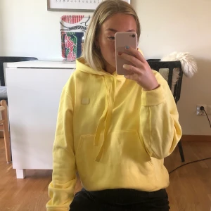 Acne Hoodie - Gul Acne hoodie i nyskick. Funkar som unisex modell och storleken sitter snyggt oversize för tjejstorlek S-M. Nypris ca 2300kr, högst bud gäller!