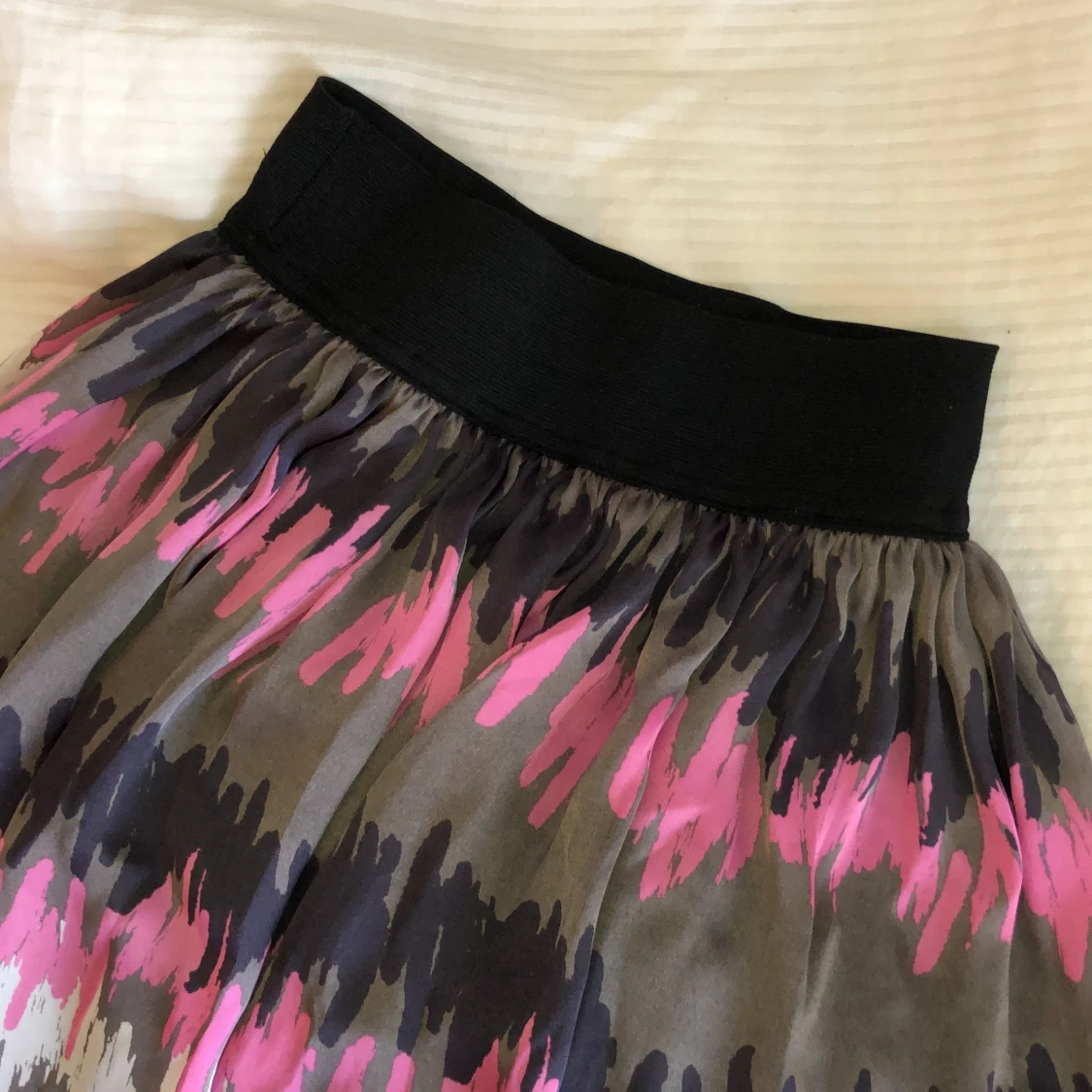 GRÅ ROSA VIT KJOL - 90