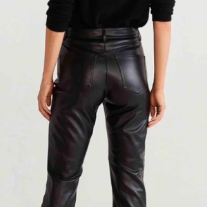 Skinnbyxor från mango storlek 34 - Säljer dessa eftertraktade och suuupersnygga skinnbyxor (ej äkta) från Mango som inte säljs längre! Endast använda en gång så därav nyskick. Jättebekväma och stretchiga! Köparen står för frakten:)