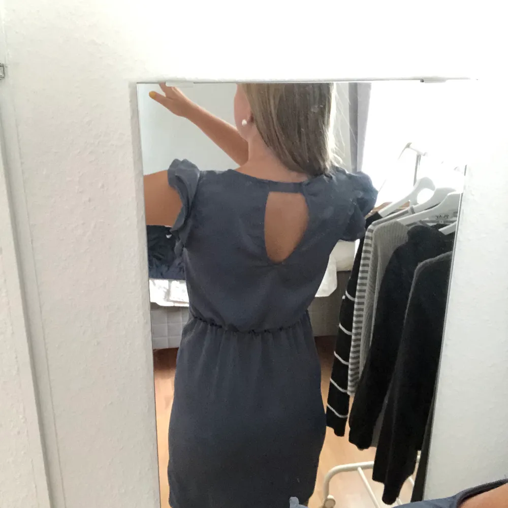 En smutsblå silkesklänning ifrån Vila. Klänningen har volanger på axlarna och en söm längsmed midjan. Endast använd 1 gång💗. Klänningar.