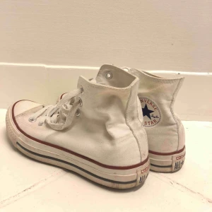  - Super snygga vita converse!  Fint skick, går att tvätta om man vill.  Köparen står för frakten. 