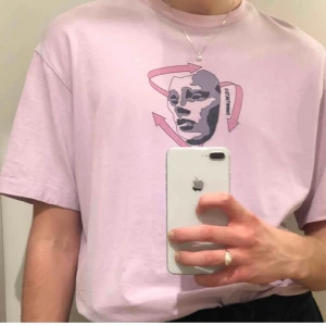 T-shirt - Lånade bilder!! Köpt här på Plick men kom tyvärr inte till användning. Köpte den för 270+frakt men säljer den för 170kr inklusive frakt💗