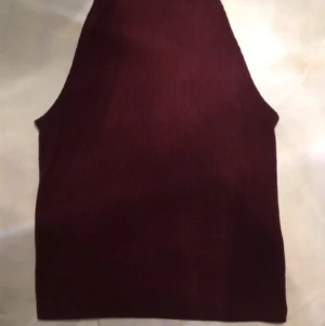 Snygg crop top! - Snygg crop top! 🔥 Använd men i bra skick😃 Passar storlek XS-S! Fraktar eller hämta i Skåne! 