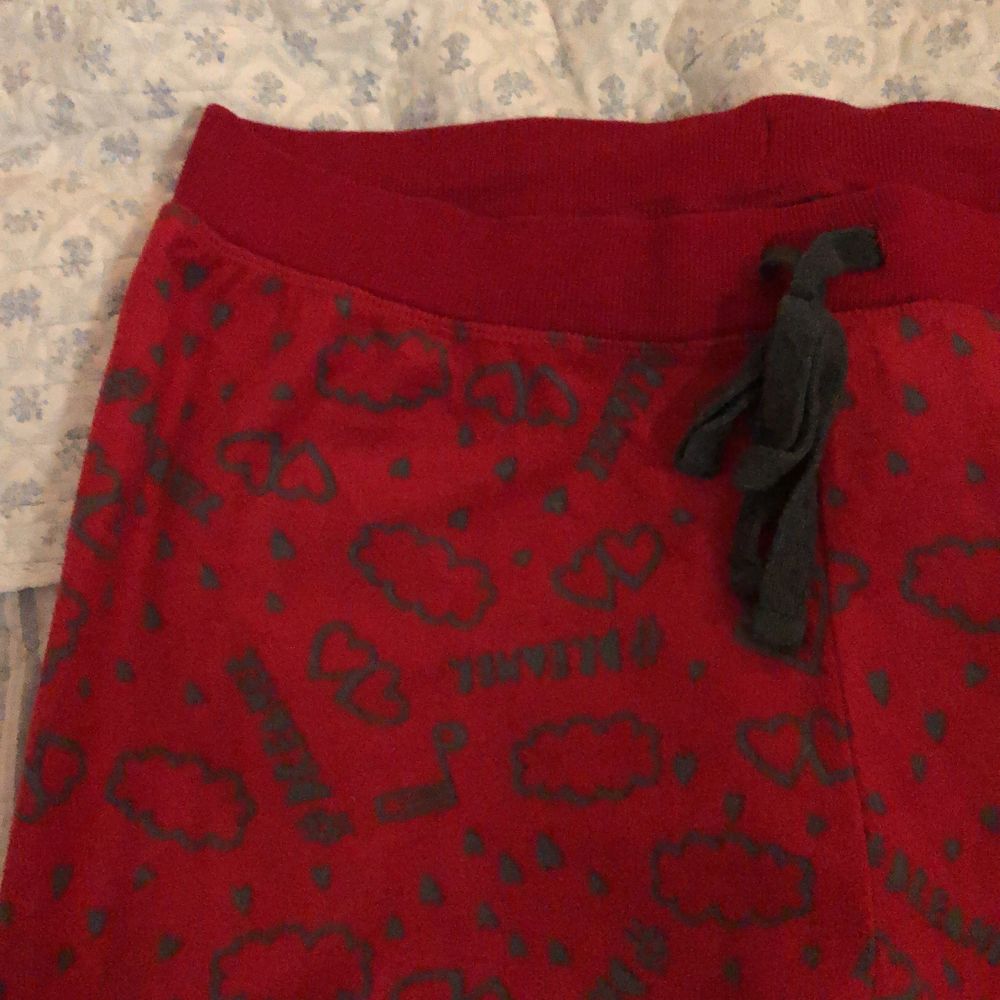 Röda mjukisbyxor i fleece med grått mönster och grått snöre. Är L men passar som en M.. Jeans & Byxor.