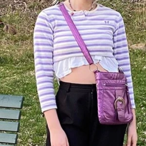  lila väska  - Supersöt! Frakt 44kr hör av dig om du är intresserad 💞💞