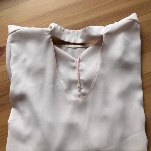 Blus - Beige/ljusrosa blus som passar perfekt både till fest och till vardags! Liten i storleken och är mer som en liten 38. 60 kr + frakt. 