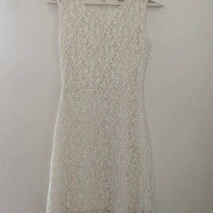 DM Retro klänning - Ärmlös sommarklänning i storleken S. Stängs med knapp i rygg. Superskön och formas efter kroppen snyggt och framhäver former. Använd endast en gång. Mycket bra skick.