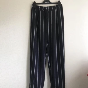 Randiga byxor  - Randiga byxor, mörkblåa med vita ränder. Finns gylf och knapp! 