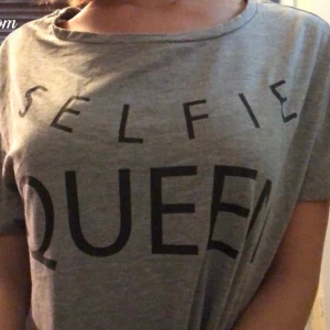 Grå tröja  - Grå tröja med tryck från Ullared. Använd som sovtröja men är i bra skick. Kan mötas upp i Ängelholm och frakta köparen står för frakt. BUDA!!! 