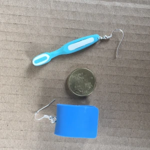 örhängen - säljer två örhängen, båda gjorda av sudd, den ena är en väska och den andra tandborste! köp båda för 90kr inkl frakt eller varsin för 50inkl frakt, 20/10kr går till valfri organisationen som jag swishar, bevis skickas till köparen!