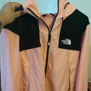 The north face vindjacka storlek M - Köpte jackan ett år sen ungefär men har aldrig använt den då jag tyckte färgen var för stark. 